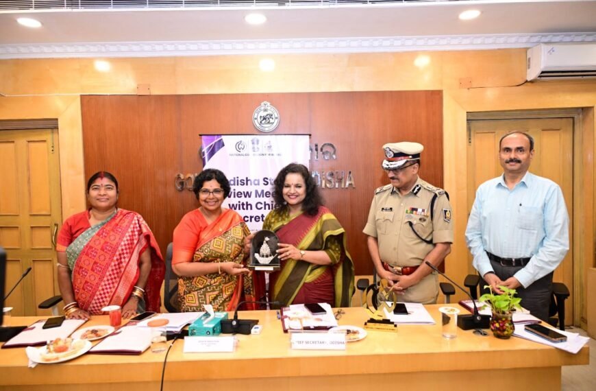 10 अप्रैल 2026 : ओडिशा की पहली महिला मुख्य सचिव श्रीमती अनु गर्ग और पुलिस महानिदेशक श्री योगेश बहादुर खुरानिया के साथ राज्य समीक्षा बैठक, भुवनेश्वर