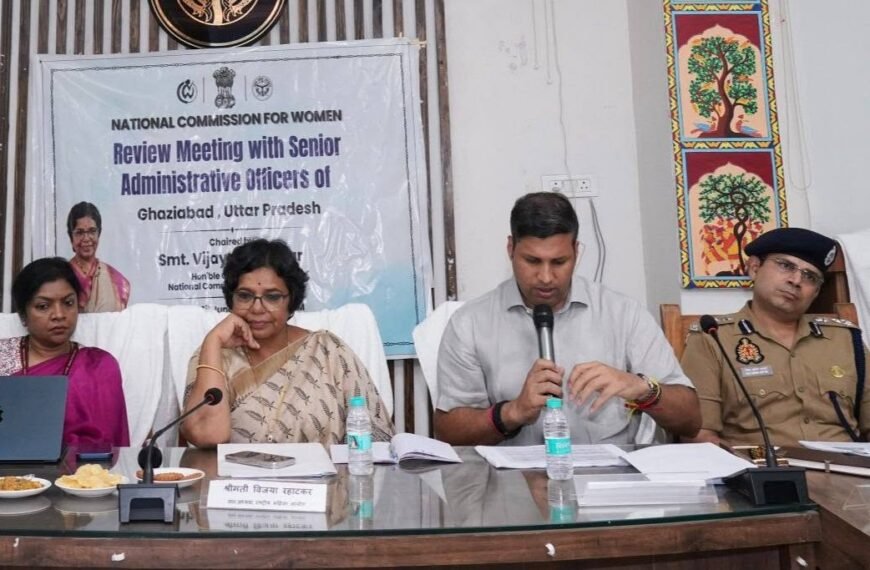 9 जून 2026 : विकास भवन में जिलाधिकारी श्री रवीन्द्र कुमार मंदाड़ के साथ जनपद के वरिष्ठ अधिकारियों की समीक्षा बैठक, गाज़ियाबाद, उत्तर प्रदेश